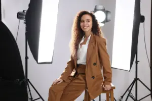 Jeune femme souriante posant en photo dans un studio professionnel avec éclairage moderne